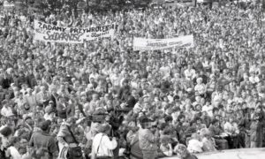 Figure 2: Crowd of Solidarity supporters in 1989. Source: https://upload.wikimedia.org/wikipedia/commons/e/ec/Wybory_1989_2.jpg