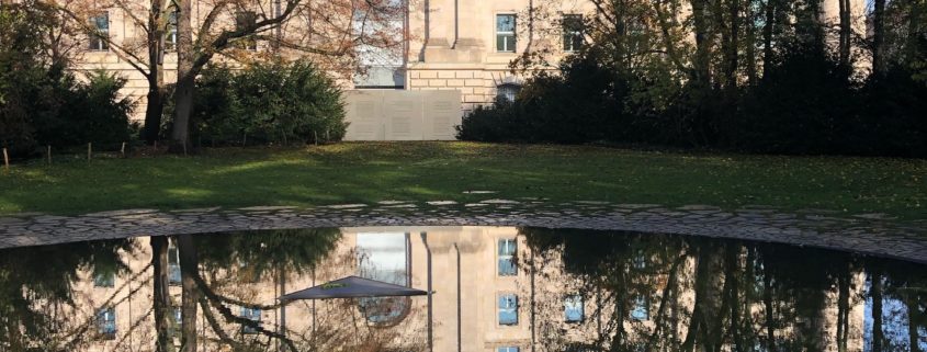 The Bundestag and its reflection in the memorial pool