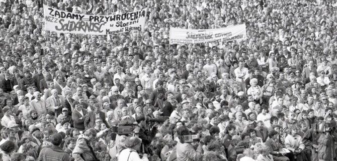 Figure 2: Crowd of Solidarity supporters in 1989. Source: https://upload.wikimedia.org/wikipedia/commons/e/ec/Wybory_1989_2.jpg